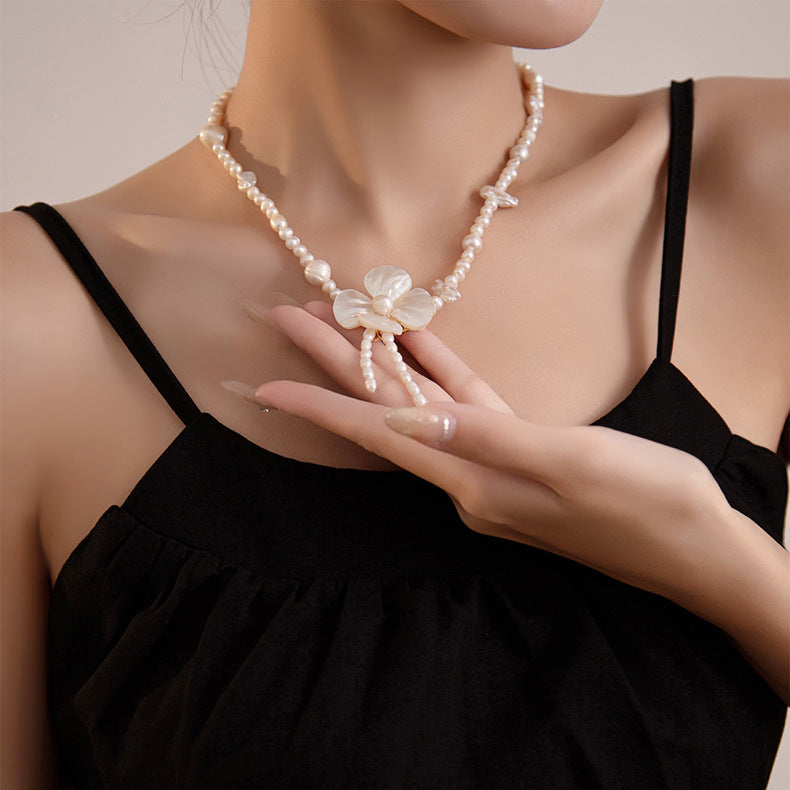 Collier à pampilles avec pendentif en forme de fleur de coquillage